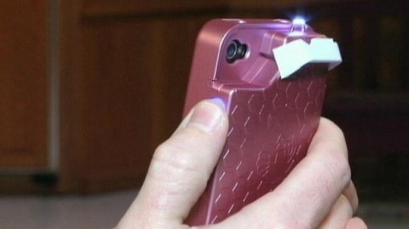 Netikėtas pasiūlymas – telefonas, dujų balionėlis ir elektrošokas viename