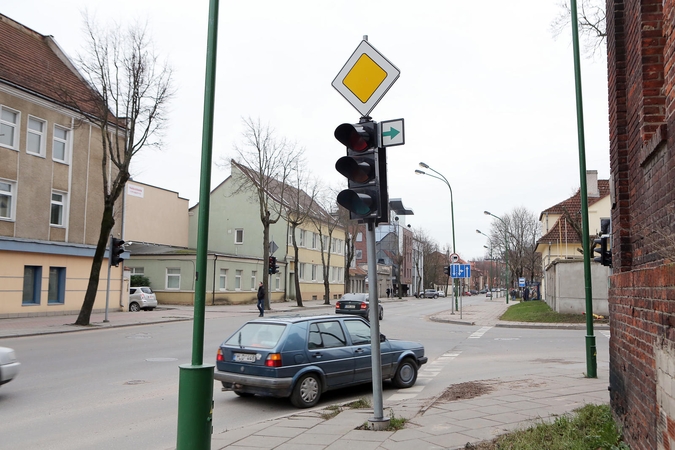 Į šviesoforą vogtu automobiliu rėžęsis nusikaltėlis jį išjungė ilgam