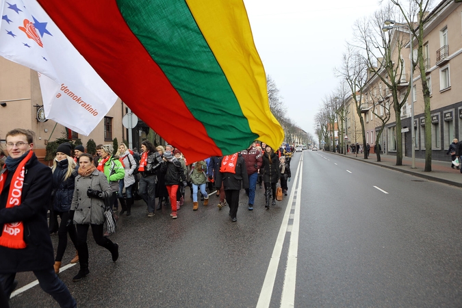 Vasario 16-osios eitynėse partinių veikėjų gvardija buvo gausesnė nei pareigūnų ir karių gretos.