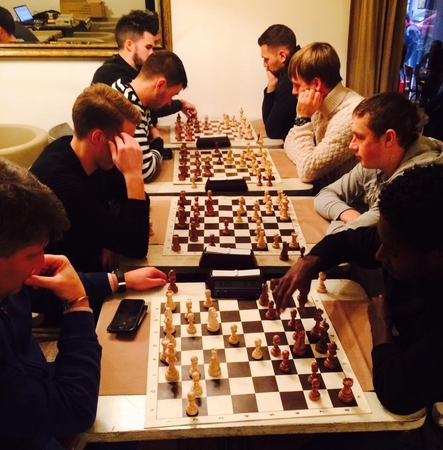 „Trakai“ žaidė šachmatais ir reiškė paramą M. Carlsenui