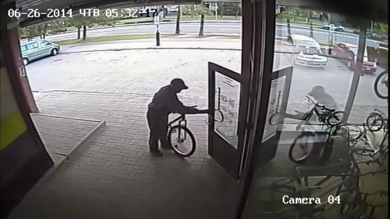 Klaipėdoje ieškomas pamaldus dviračio vagis (video)