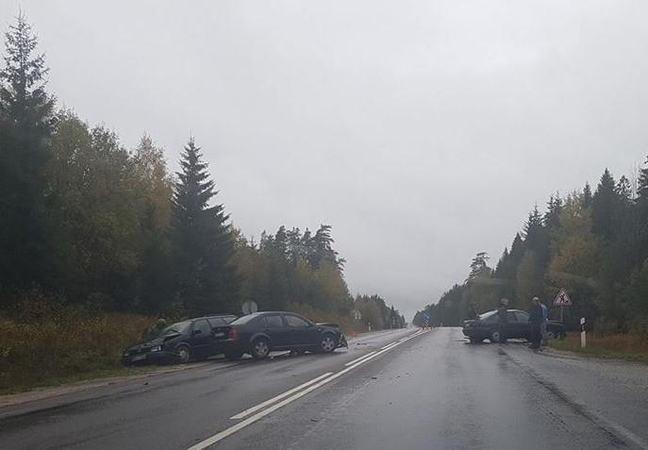 Kelyje Telšiai–Plungė susidūrė trys mašinos