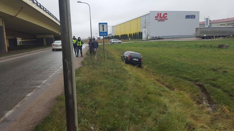Automobilis nulėkė į griovį