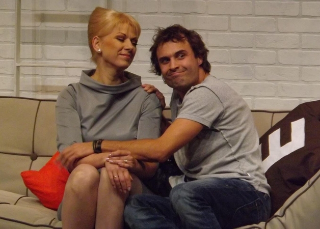 Scena iš spektaklio „Laisvi drugeliai“.
