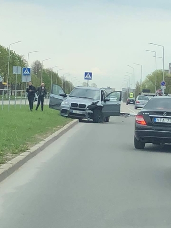 Šiaurės prospekte BMW nudaužė stulpą