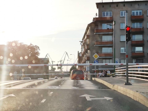 Pilies tiltas vos nepakilo su ant jo pakibusiu automobiliu