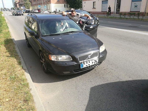 Girtas „Volvo“ vairuotojas mojavo pareigūnams ir buvo sulaikytas