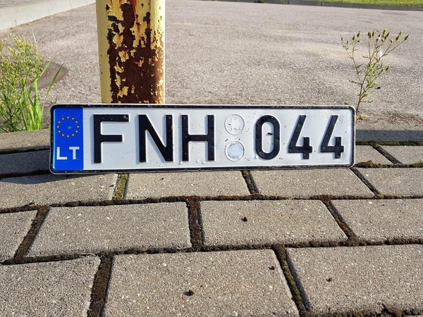 Kaune vairuotojai ieško valstybinių numerių