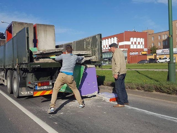 Klaipėdoje iš sunkvežimio iškrito krovinys