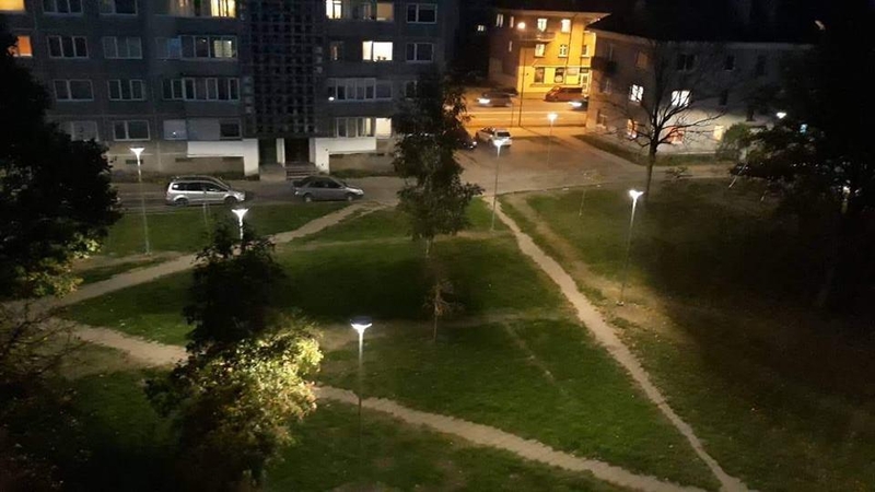 Sulaukė: trečiadienio vakarą Žvejybos uosto daugiabučių kiemuose pagaliau buvo įjungti naujai pastatyti žibintai.