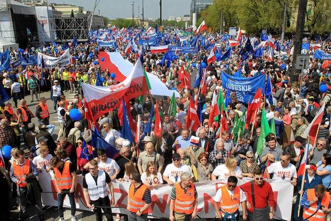 Didelio mitingo Varšuvoje dalyviai protestuoja prieš vyriausybę
