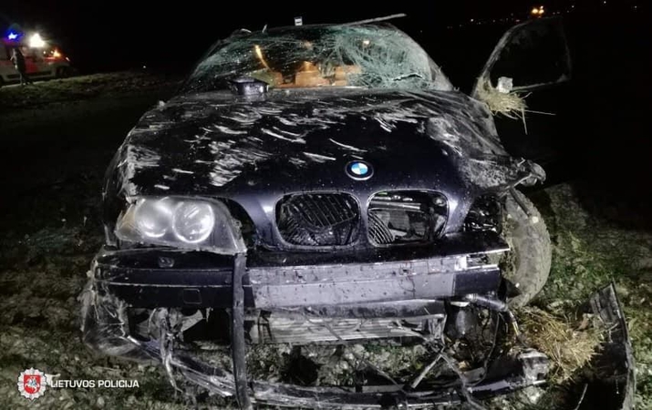 Vairuotojo pažymėjimo neturintis jaunuolis bėgo nuo policijos ir rėžėsi į "Audi"