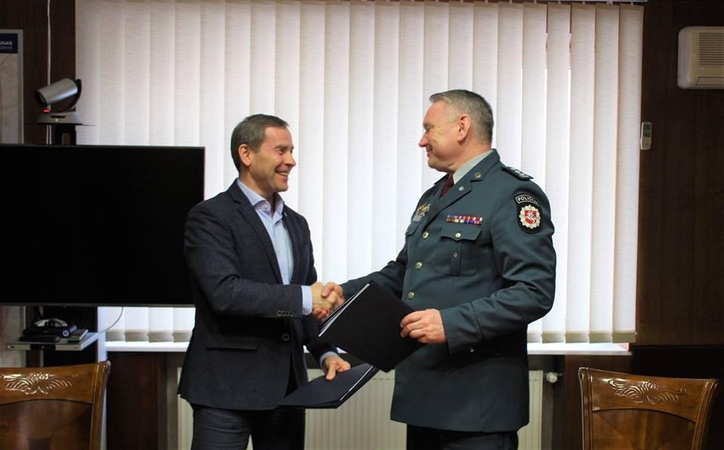 Savivaldybės administracijos direktorius Saulius Budinas ir Klaipėdos apskrities vyriausiojo policijos komisariato viršininkas Alfonsas Motuzas tariasi dėl penkių projektų įgyvendinimo.