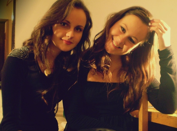 Pianistė Gabija Maknavičiūtė su smuikininke Laura Staponkute.