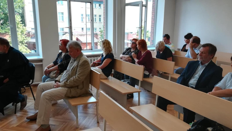 Teisiami Neįgalumo ir darbingumo nustatymo tarnybos darbuotojai ir interesantai