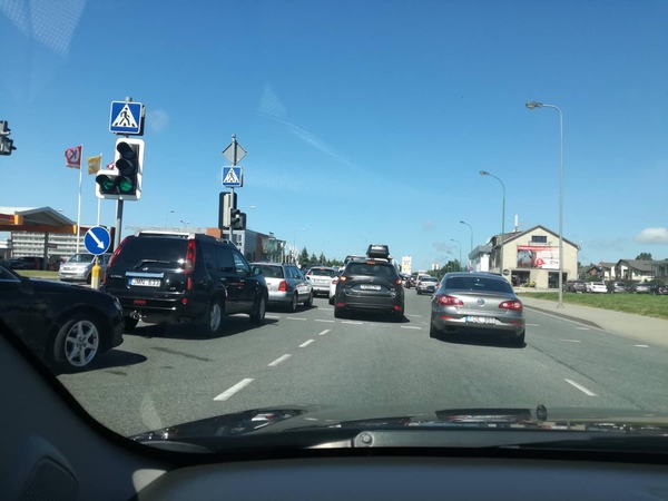 Uostamiesčio gatvėse – chaosas: kelto laukia šimtai automobilių