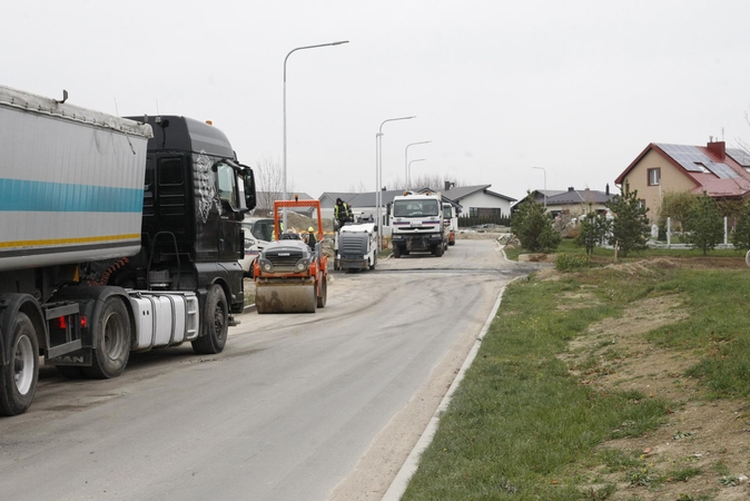 Pavojus: kol nėra pėsčiųjų tako, gyventojams tenka vaikščioti važiuojamąja Vėjo gatvės dalimi.