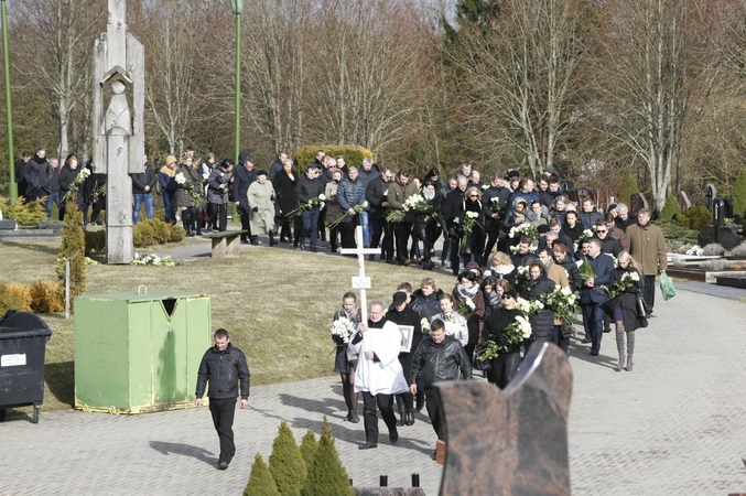 Plungėje atsisveikinta su žiauriai nužudyta I. Strazdauskaite