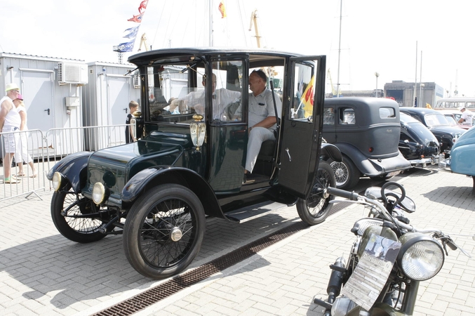 Jūros šventės puošmena – senoviniai automobiliai