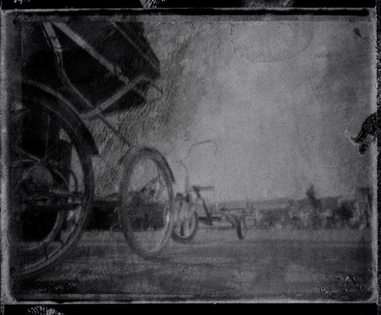 Fotografijos: A.Kulikausko kūriniai „Flatiron NYC“, „Blusų turguje“ ir „Times skvero veteranas“ iš parodos „Originalai – „Polaroid“ pinhole“.