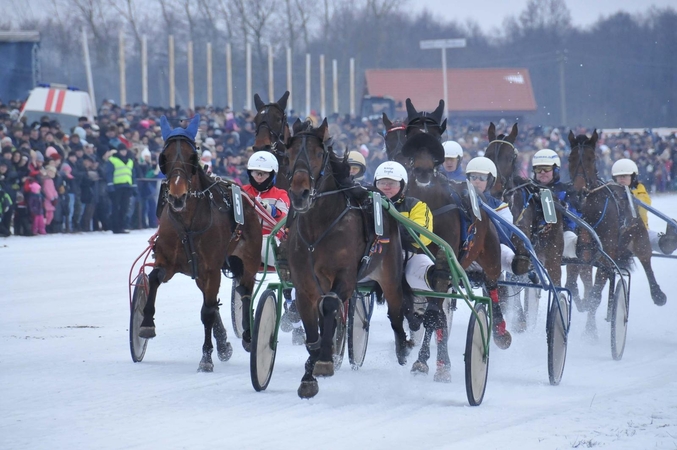 Prie legendomis apipinto ežero – tradicinės žirgų lenktynės