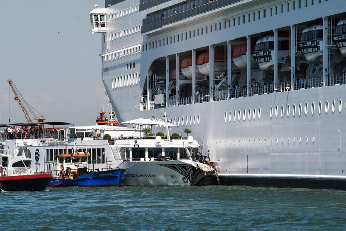 Venecijoje kruizinis laivas taranavo turistų laivelį