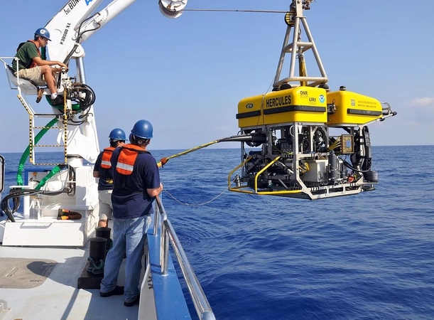 Aparatas: į vandenį nuleidžiamas povandeninis robotas „Hercules“.