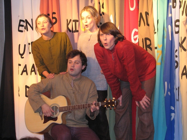 Scena iš spektaklio „Senelės pasaka“.     