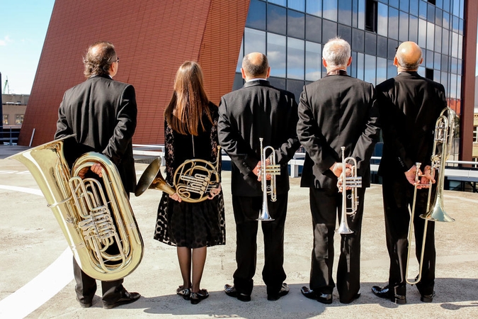 Intriguoja naujas Brass kvinteto skambesys