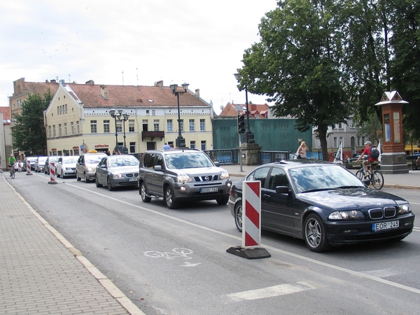 Eismas Tiltų gatve draudžiamu lengviesiems automobiliams laiku. Vairuotojai masiškai ignoravo nustatytą Tiltų gatvės režimą.