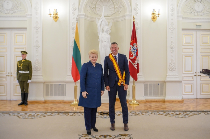 Š. Jasikevičiui Prezidentė įteikė garbingą apdovanojimą