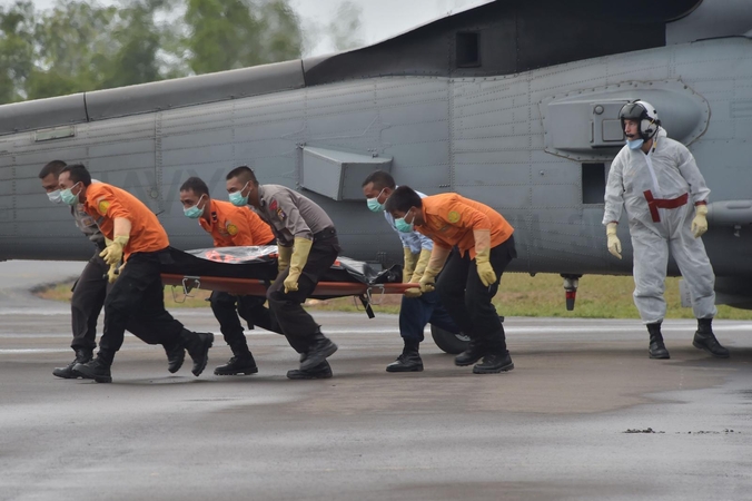 „AirAsia“ lėktuvas galėjo nukristi dėl apledėjimo