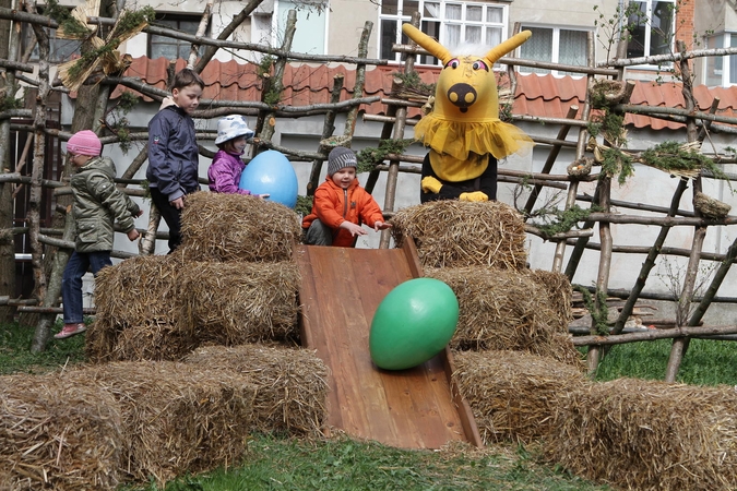 Tradicija: per Atvelykį vėl dažomi kiaušiniai, ridenami margučiai, supamasi sūpynėse.