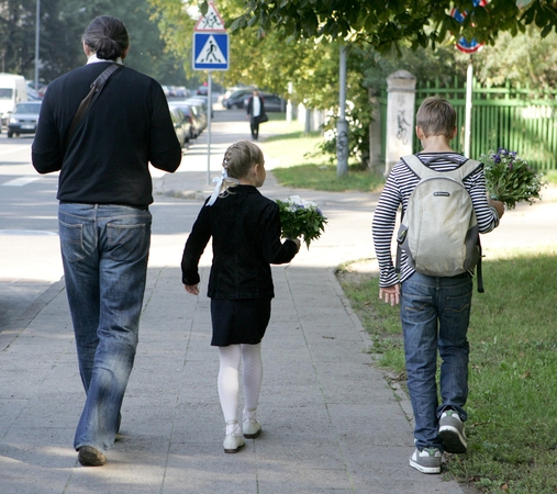 Kuprinės: rugsėjį uostamiestyje ir vėl bus tikrinama, ar mokiniai nenešioja per sunkių kuprinių.