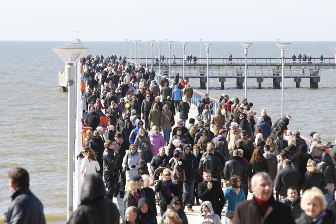Prastas oras pajūrio turistus iš pliažo gena į renginius