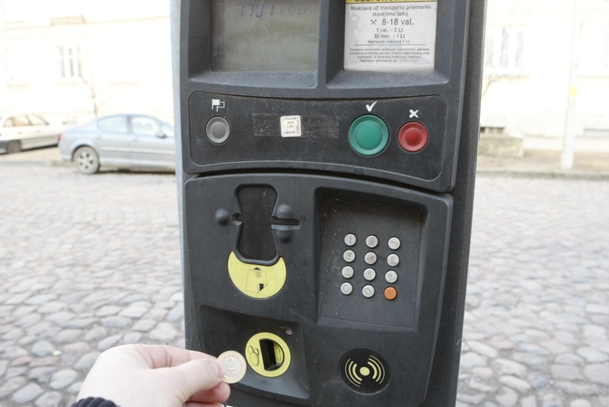 Klaipėdietę nustebino parkomato talonėlio spalva
