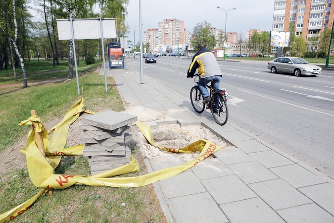 Išraustas šaligatvis piktina klaipėdiečius