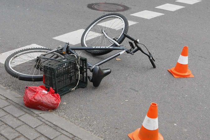 Per avariją dviratis lūžo į tris dalis