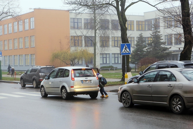 Klaipėdietės mamos baiminasi dėl keistų vyrų vizitų prie M.Gorkio mokyklos.