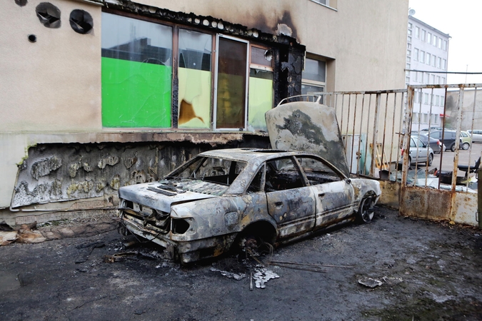 Mažeikiuose per mašinų padegimą išdužo namo langas
