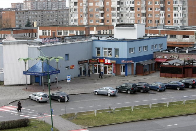 Prie naktinės gėrimų parduotuvės sumušta mergina