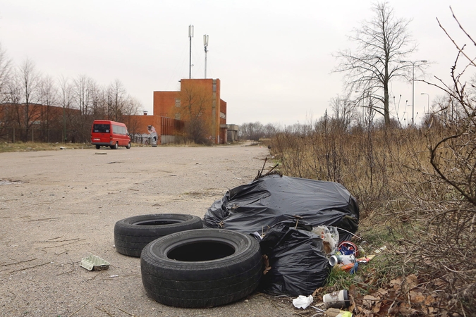 Netvarka: prie buvusių Lietuvos kino studijos patalpų tvoros kaupiasi krūvos šiukšlių.