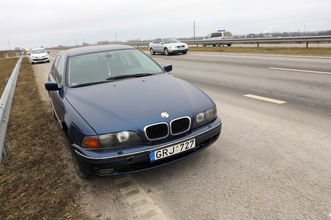 Mįslė: pravažiuojančius Palangos plentu žmones ne pirmą savaitę kamuoja klausimas, kodėl tamsiai mėlyno BMW šeimininkas jį čia paliko.