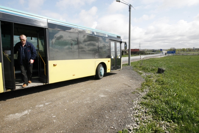 Nepatogumai: Tauralaukio gyventojai guodžiasi, kad autobuso turi laukti purvyne.