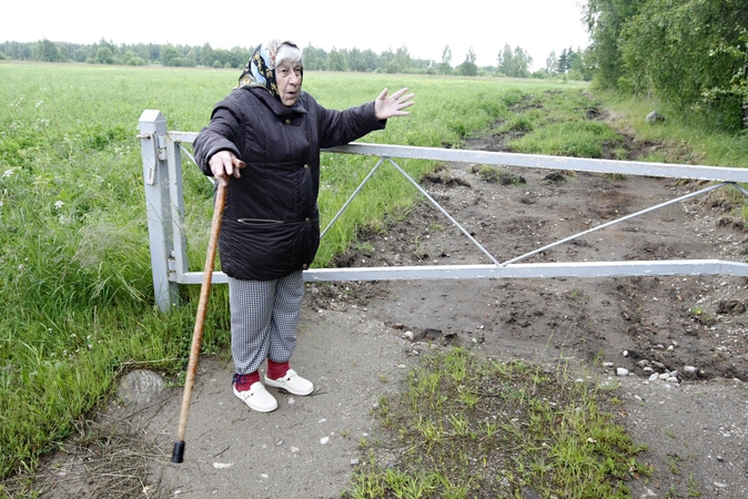 V.Baranauskienė mėgindama įrodyti, kad neteisėtai siekiama tiesti kelią per jos privatų sklypą.