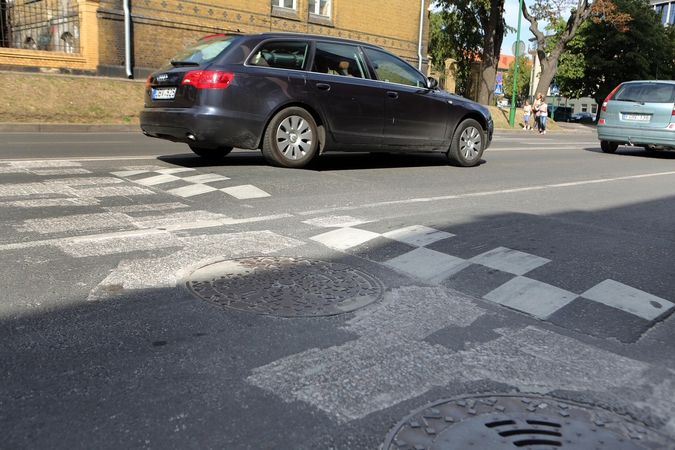 Prie panaikintos pėsčiųjų perėjos dar liko greičio slopinimo kalneliai.