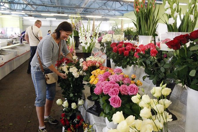 Floristės svajonė – paprasti namai su daug gėlių