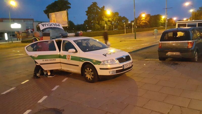 Policijos patruliai, sulaikydami automobilių stiklus daužiusį jaunuolį, turėjo panaudoti elektros šoką.