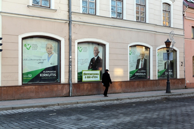 Užsiliko: nors rinkimai vyko daugiau nei prieš du mėnesius, "valstiečių" atstovai Klaipėdos senamiestyje savo reklaminių plakatų nukabinti neskuba.