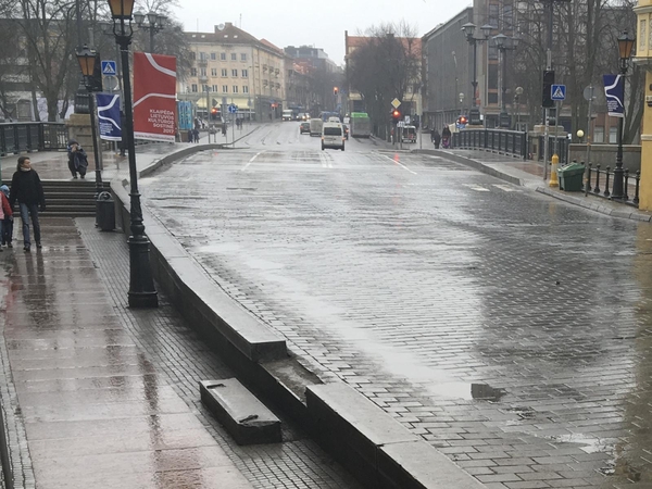 Paguldė: senamiesčio gyventojams užkliuvo kelias savaites gulintis išverstas bortelis.